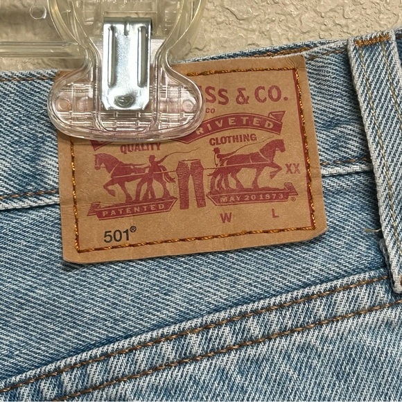 Levi’s 501 Distressed Denim Cutoff Shorts Women’s Size W31 Light Blue - Picture 6 of 8